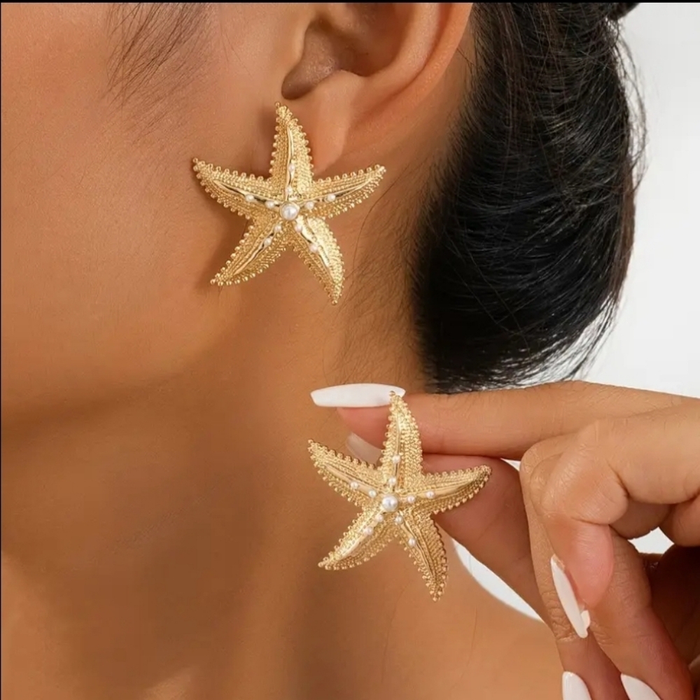 NEW! Beautiful Gold Tone Starfish Faux Pearl Stud Earrings.